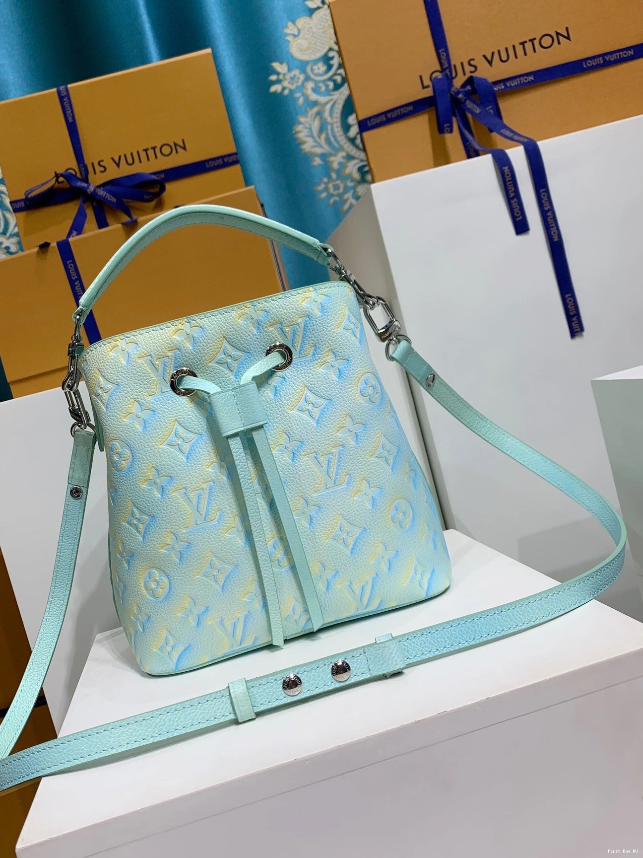 First bag VUITTON BB NÉONOÉ LOUIS 0808